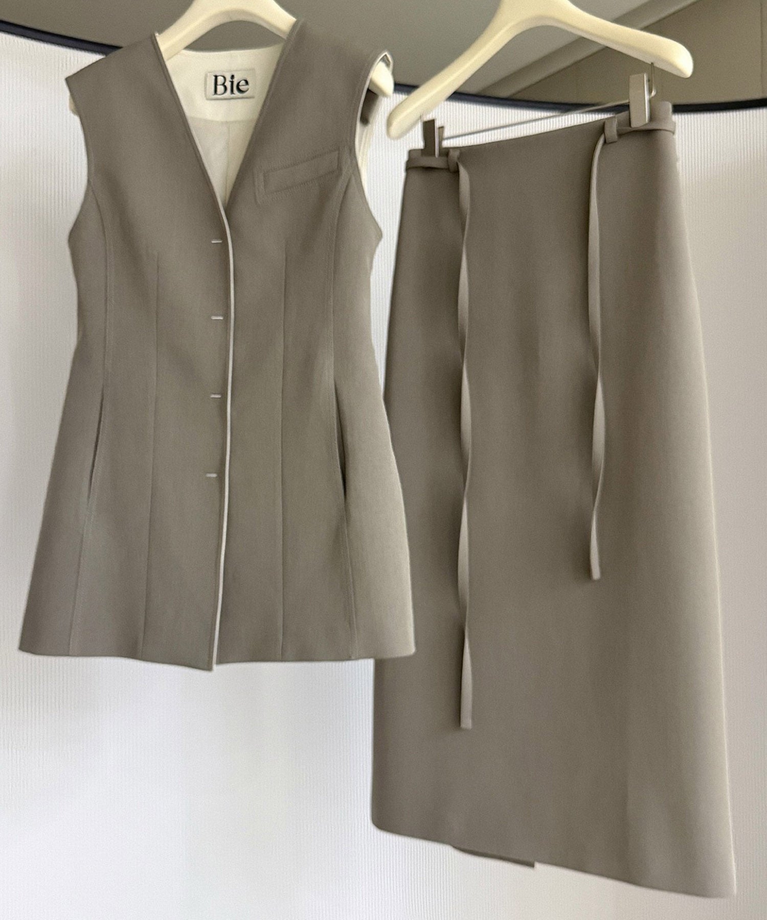 コンシャスVネックジレ