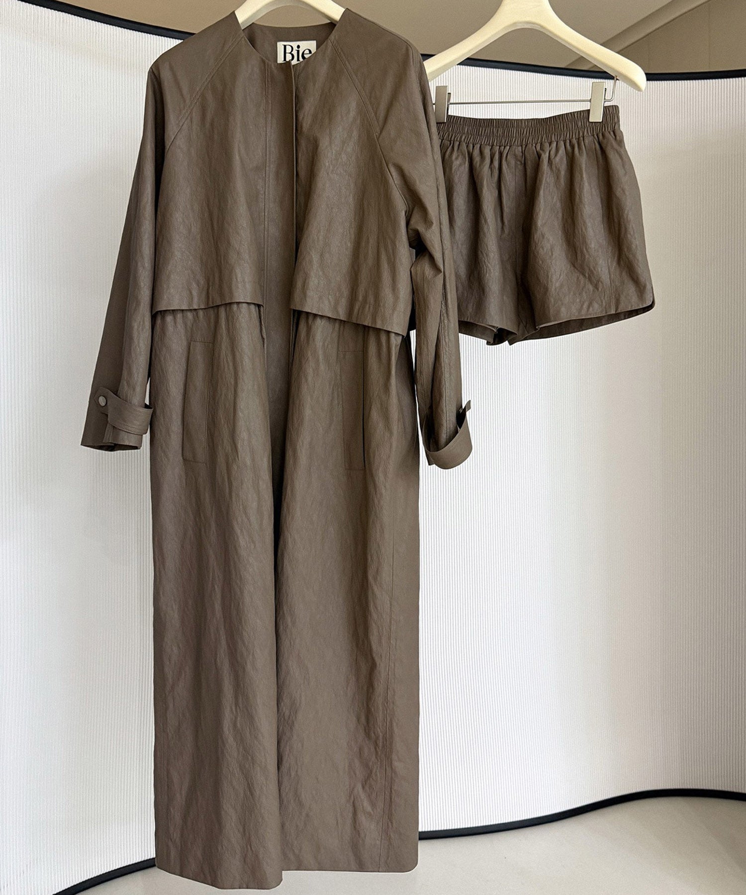 シンセティックレザー ノーカラーロングコート