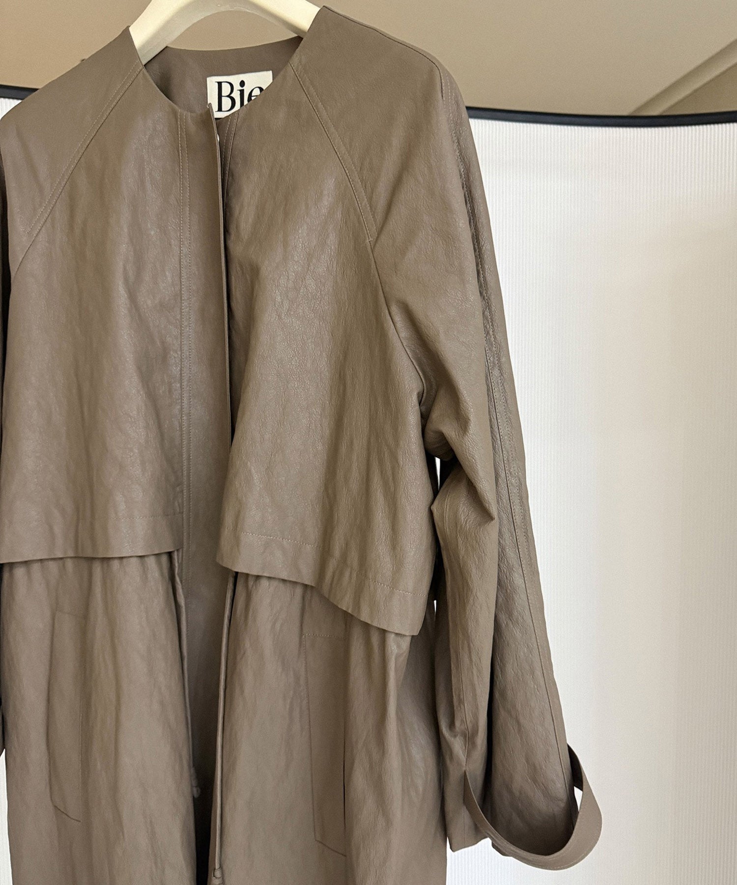 シンセティックレザー ノーカラーロングコート