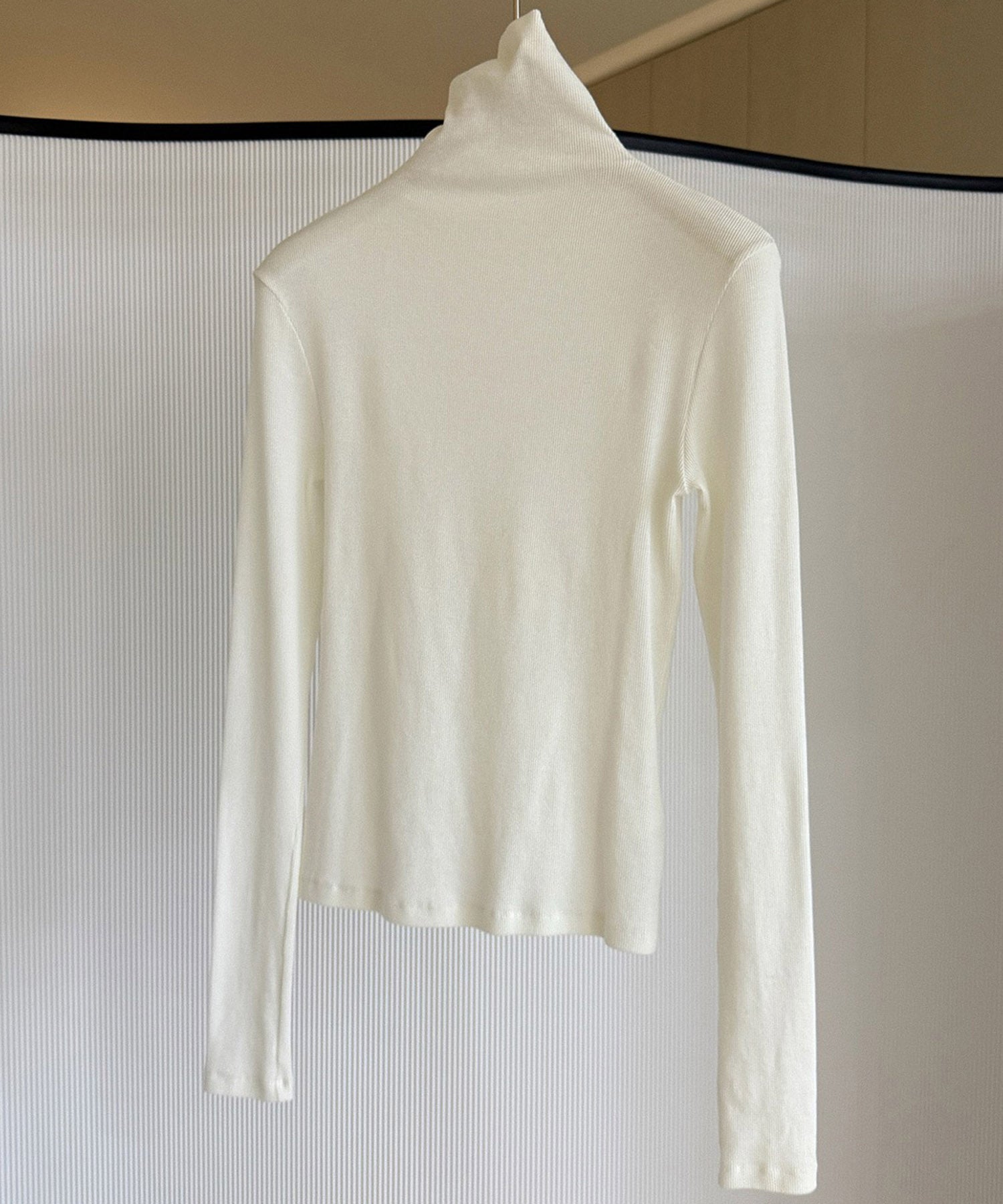 タートルネックリブトップス