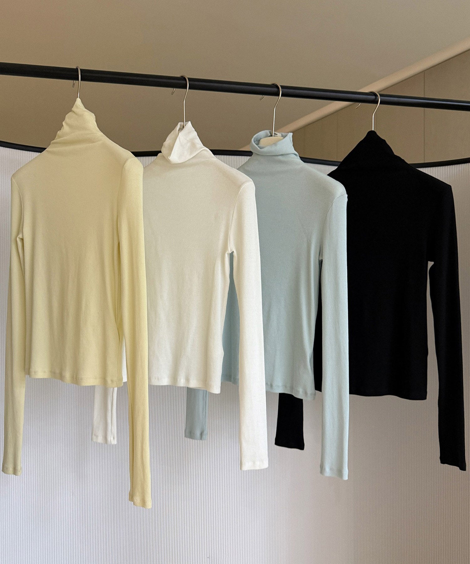 タートルネックリブトップス