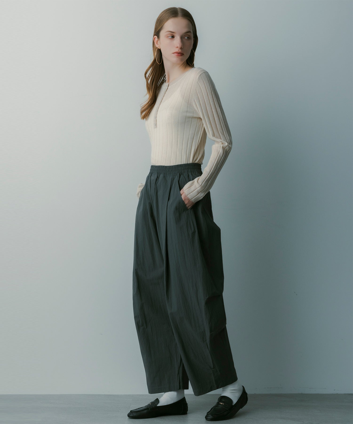 ヘンリーネックトップス