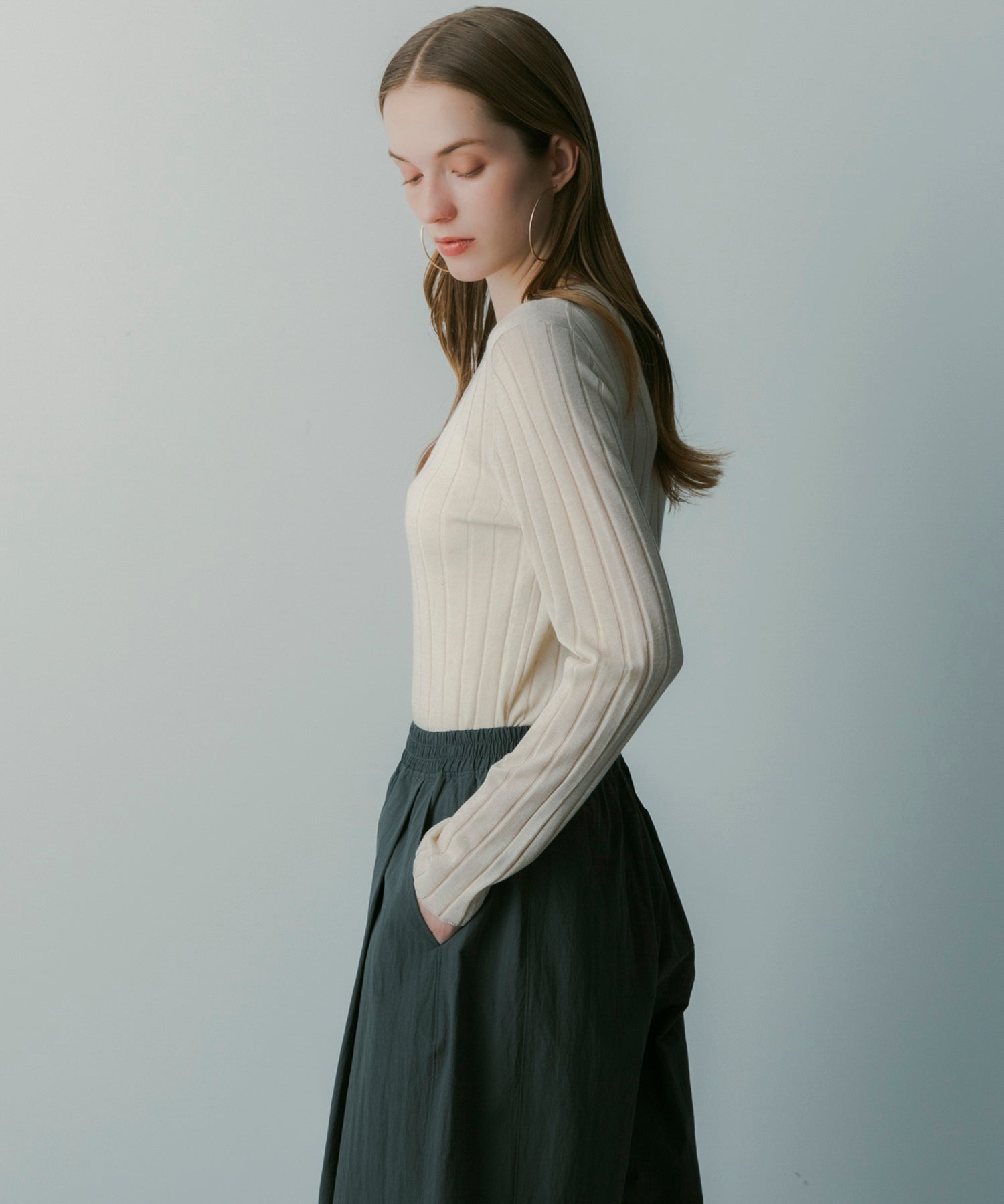 ヘンリーネックトップス