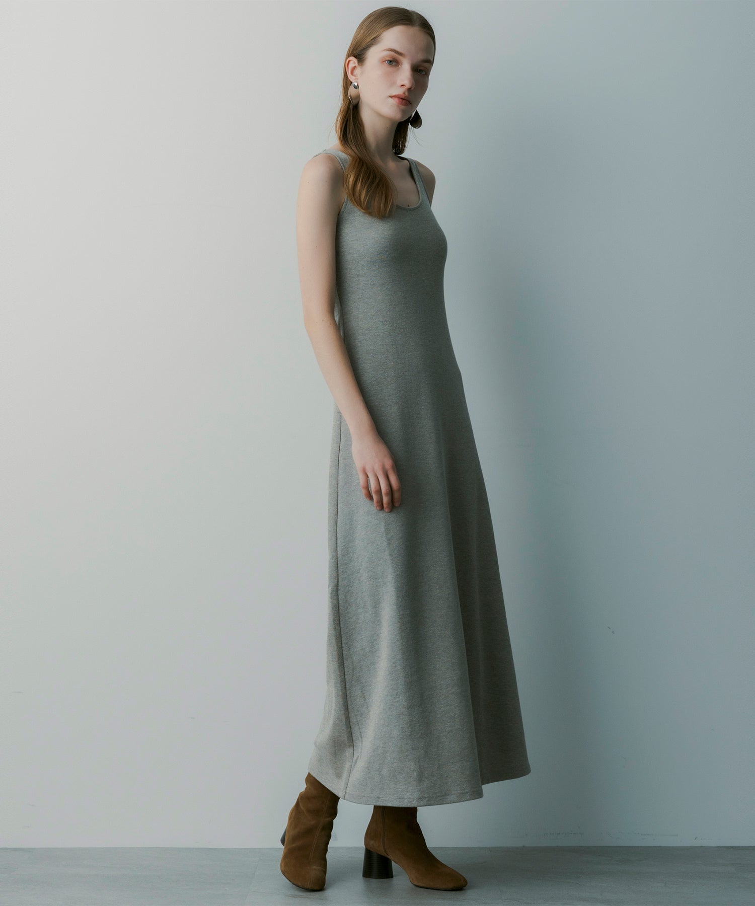 Uネック ノースリーブドレス