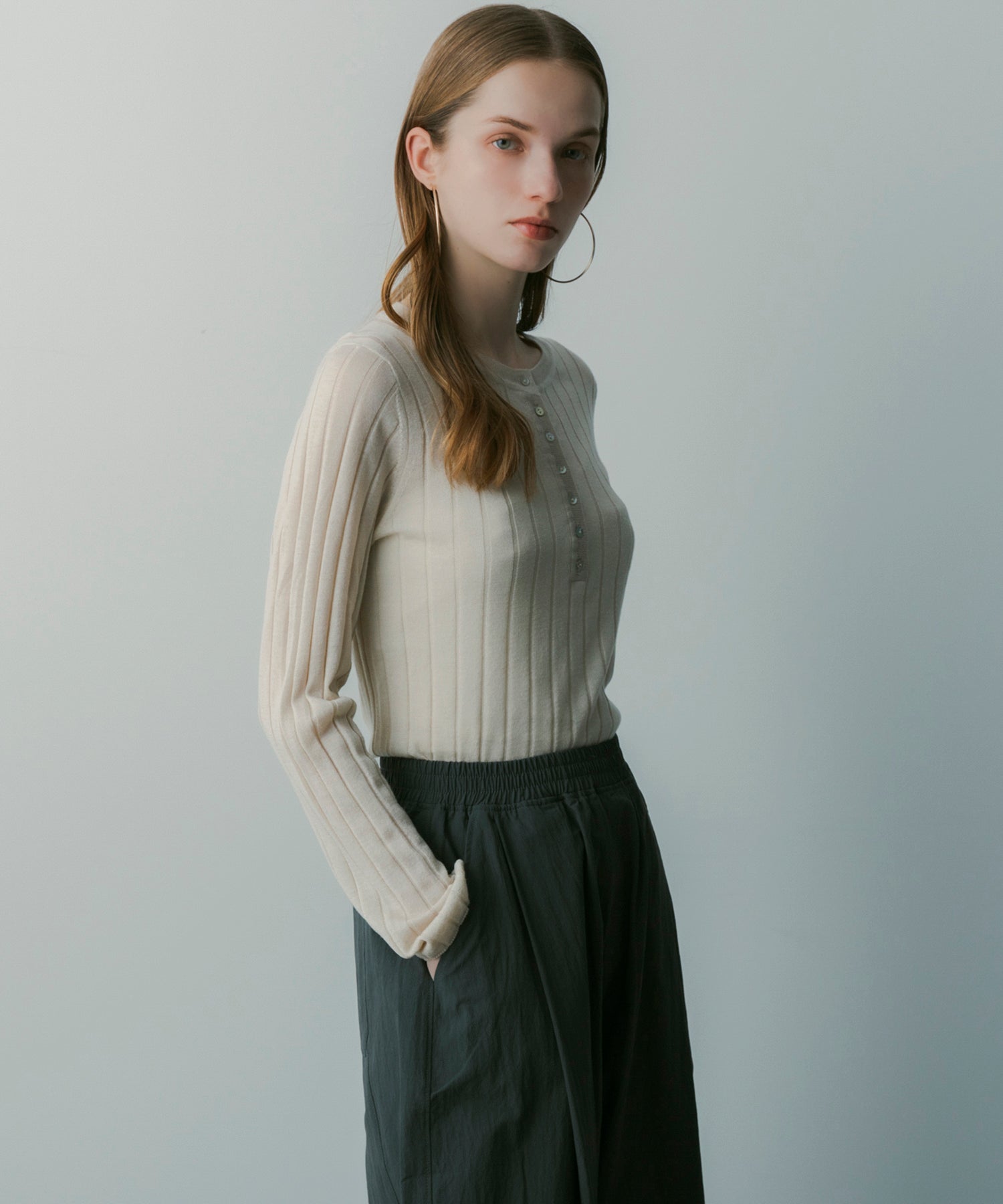 ヘンリーネックトップス