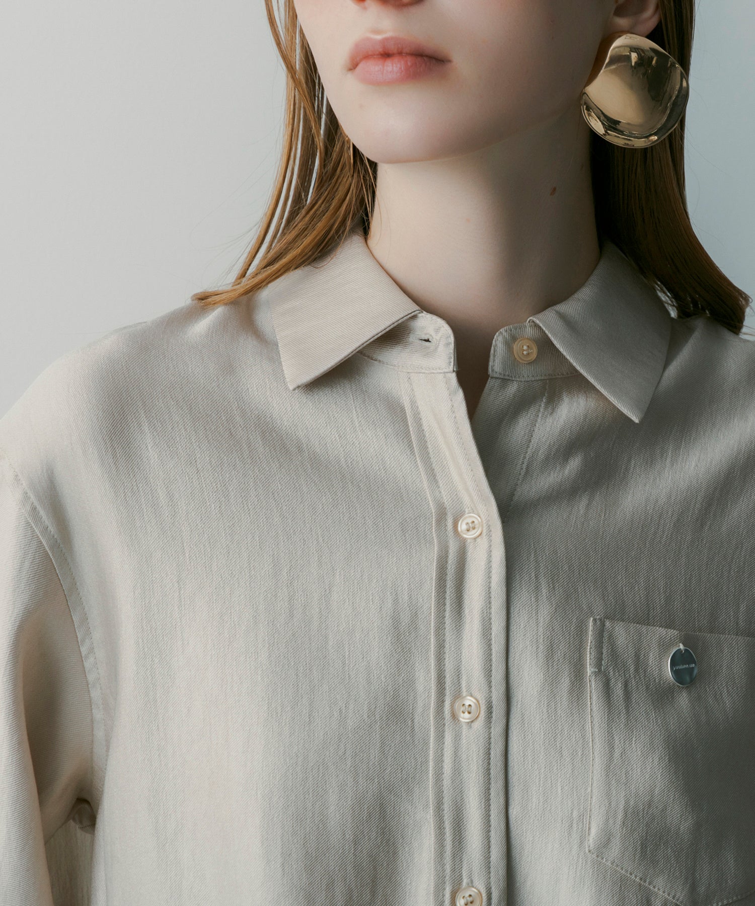 カットワークサテンブラウス