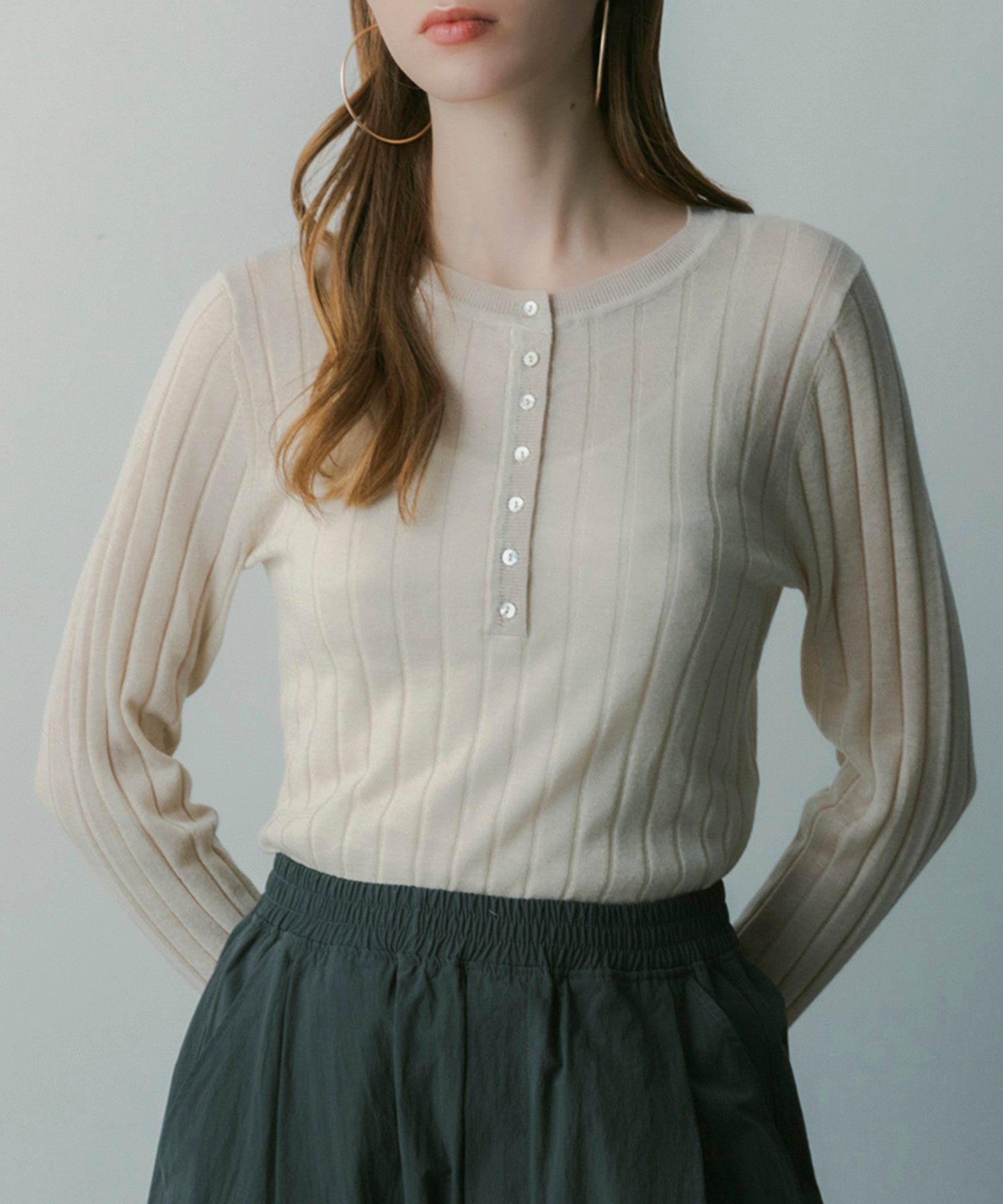 ヘンリーネックトップス