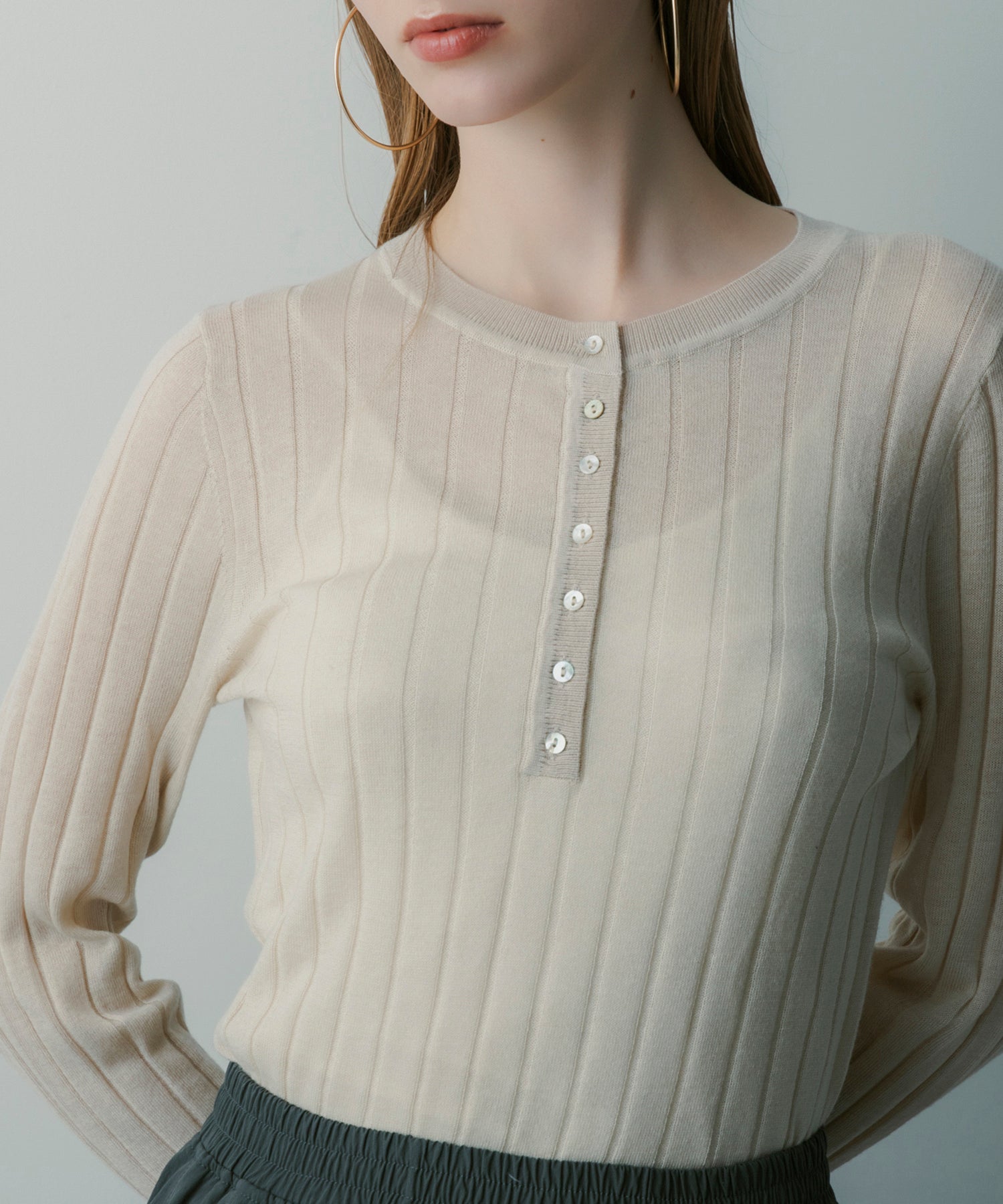 ヘンリーネックトップス