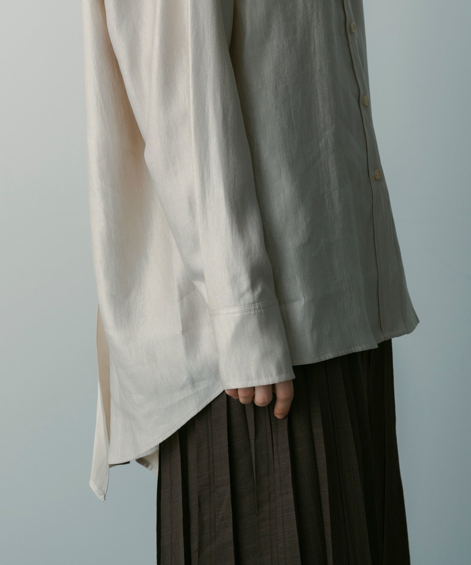 カットワークサテンブラウス