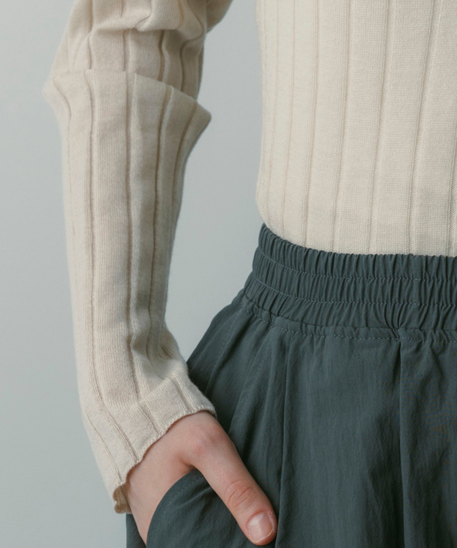 ヘンリーネックトップス