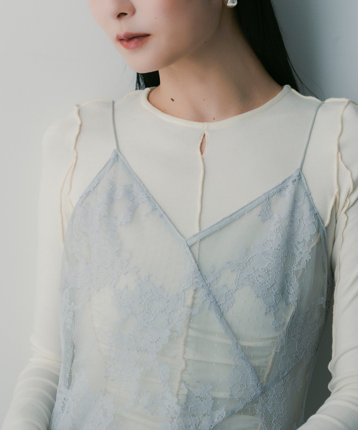 カットワークトップス