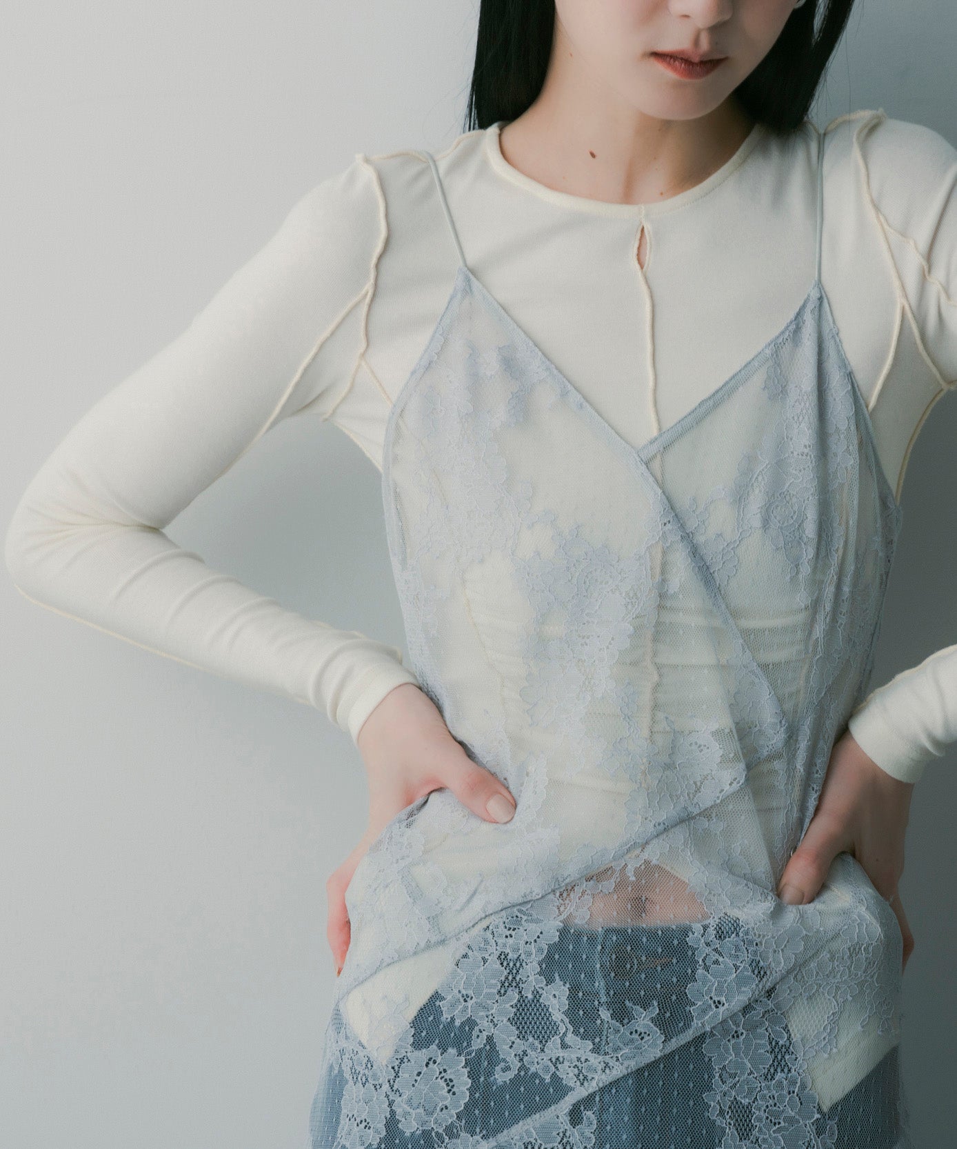 カットワークトップス