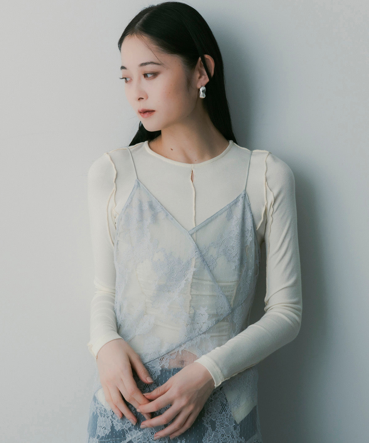 カットワークトップス