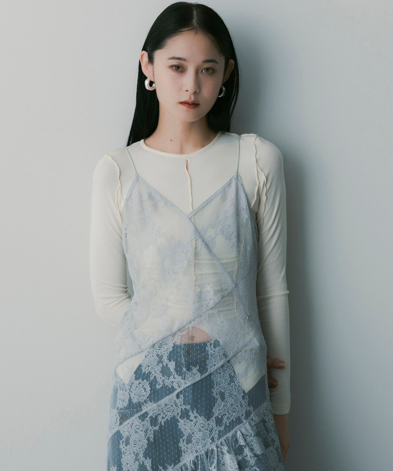 カットワークトップス