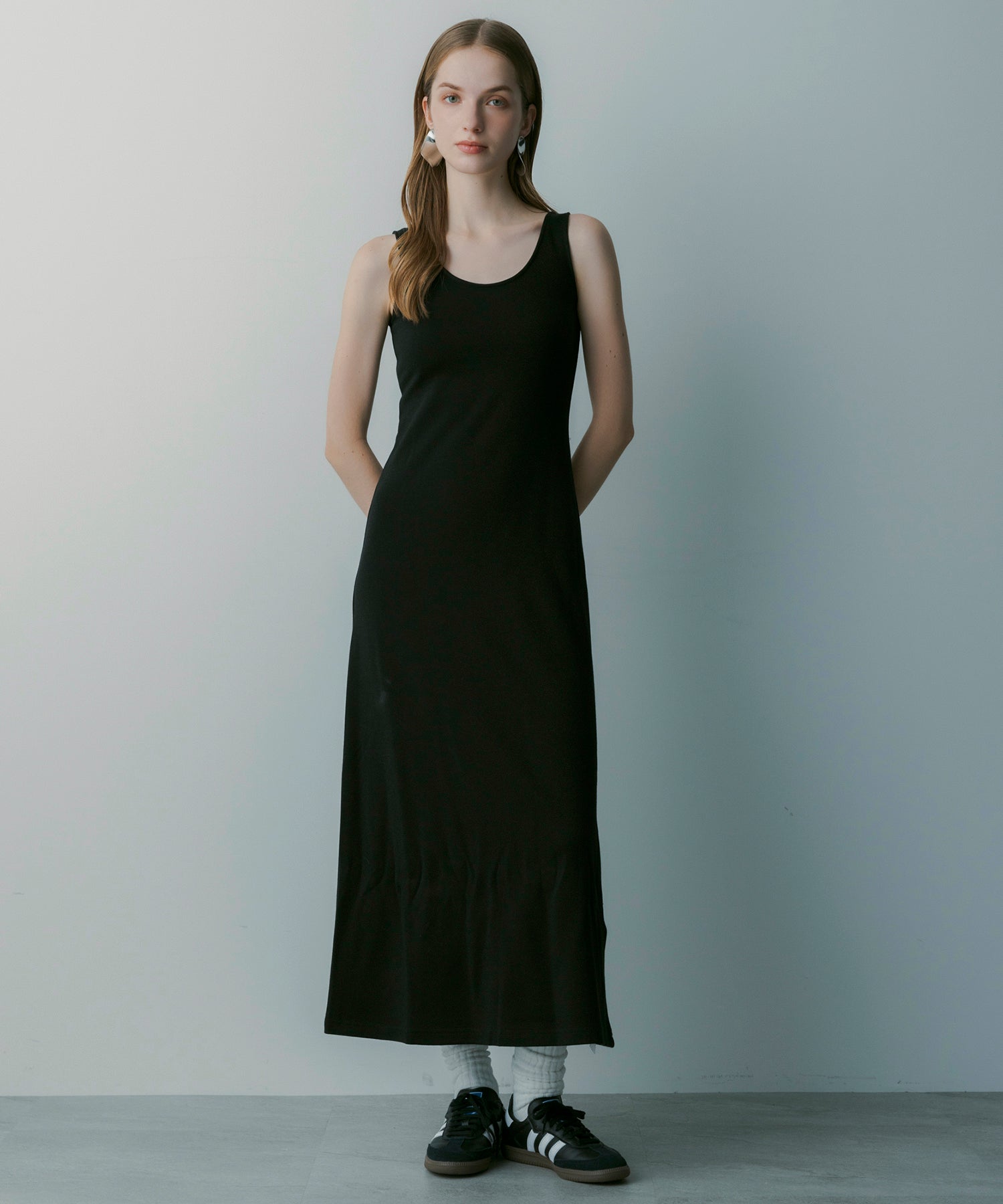 Uネック ノースリーブドレス