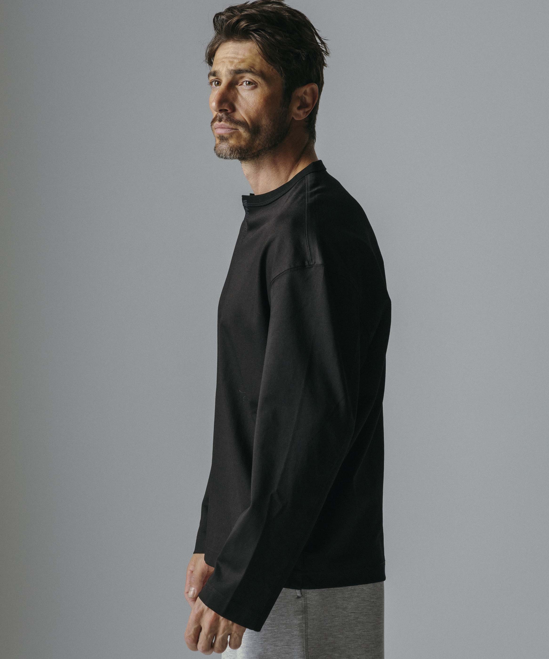 Vスリットネック ロングスリーブTシャツ