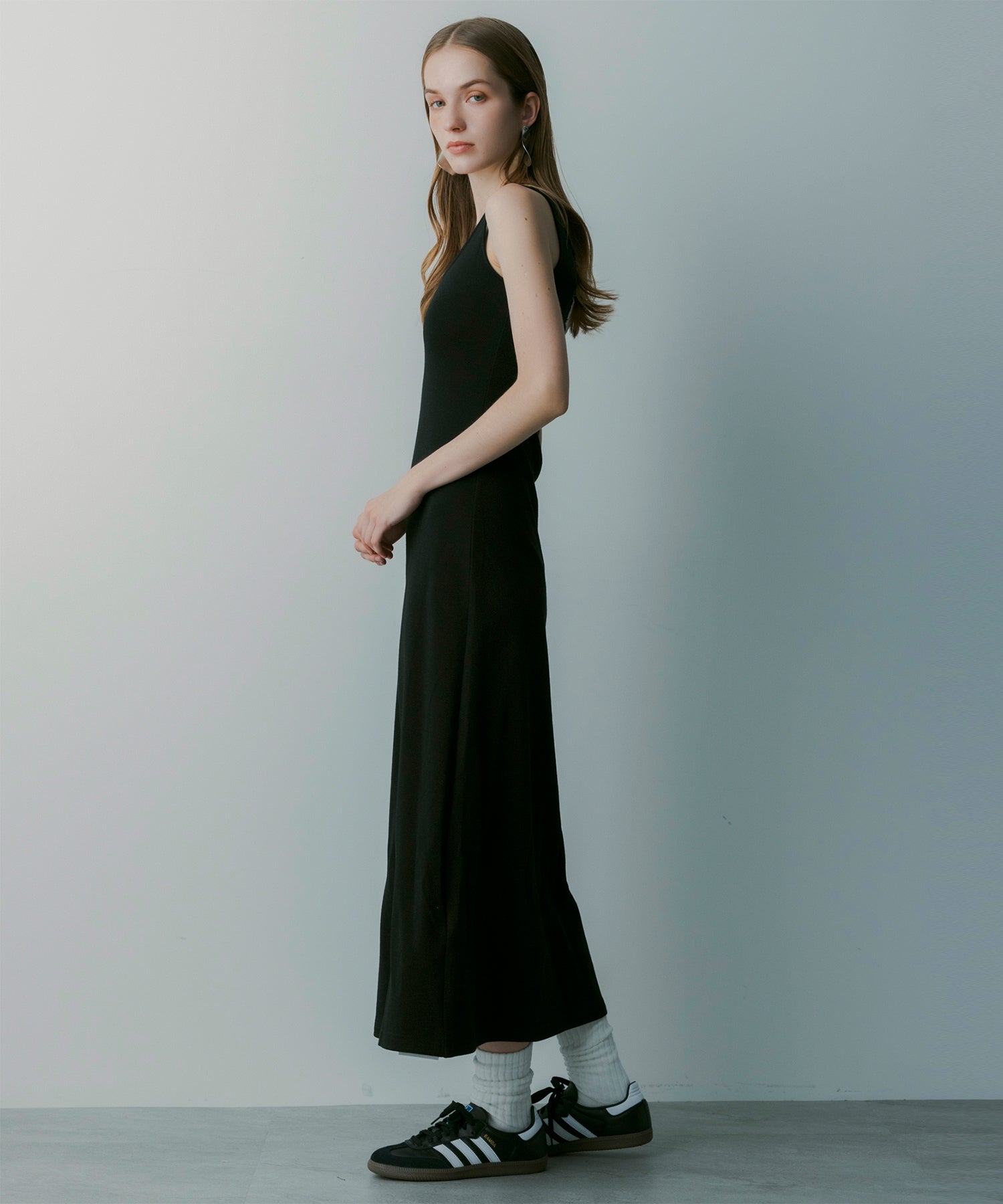 Uネック ノースリーブドレス