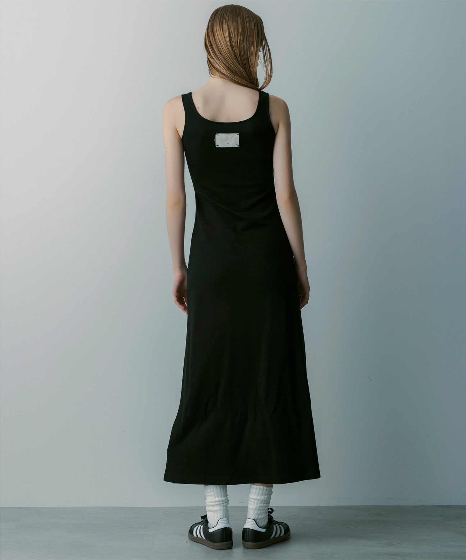 Uネック ノースリーブドレス