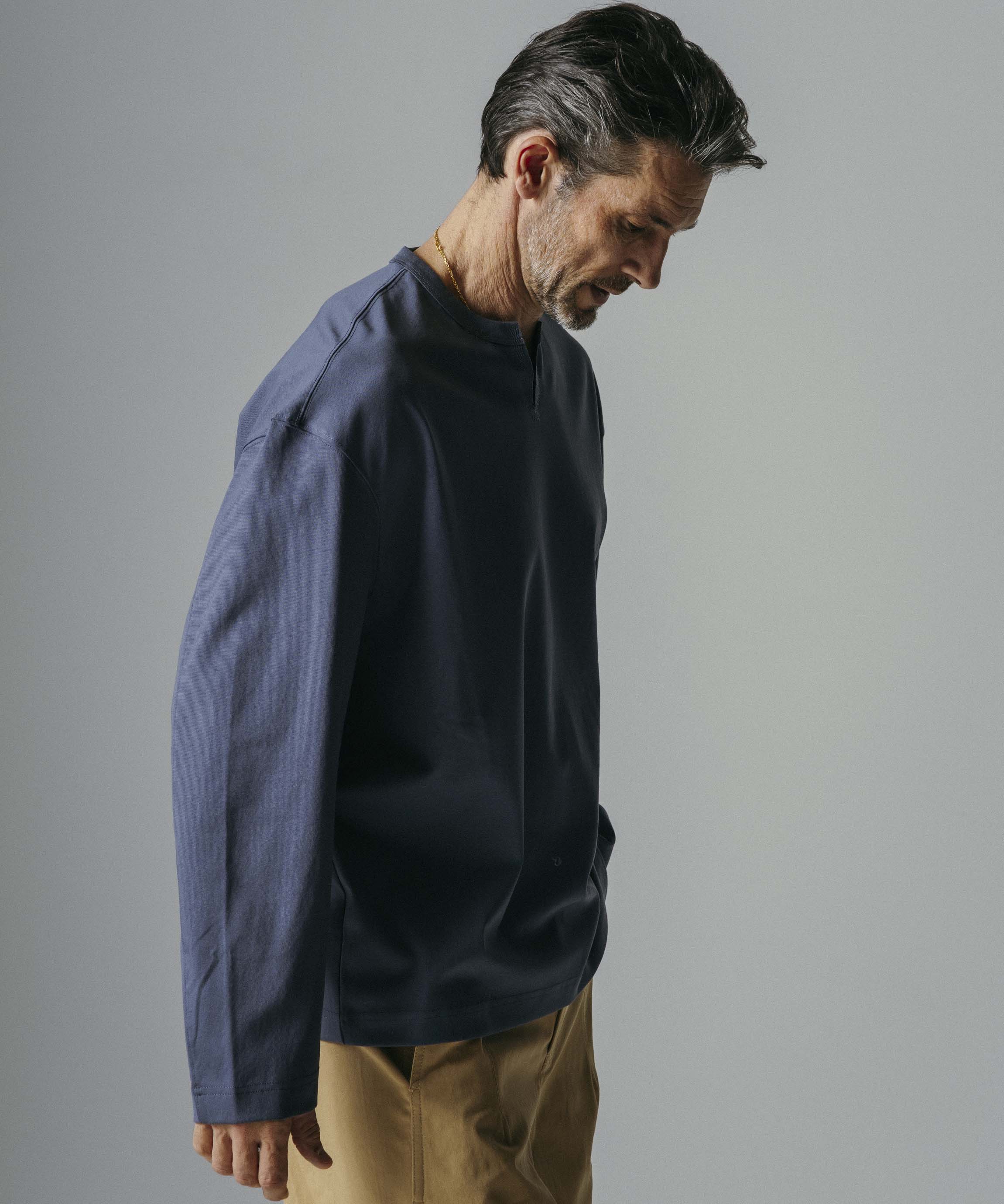Vスリットネック ロングスリーブTシャツ