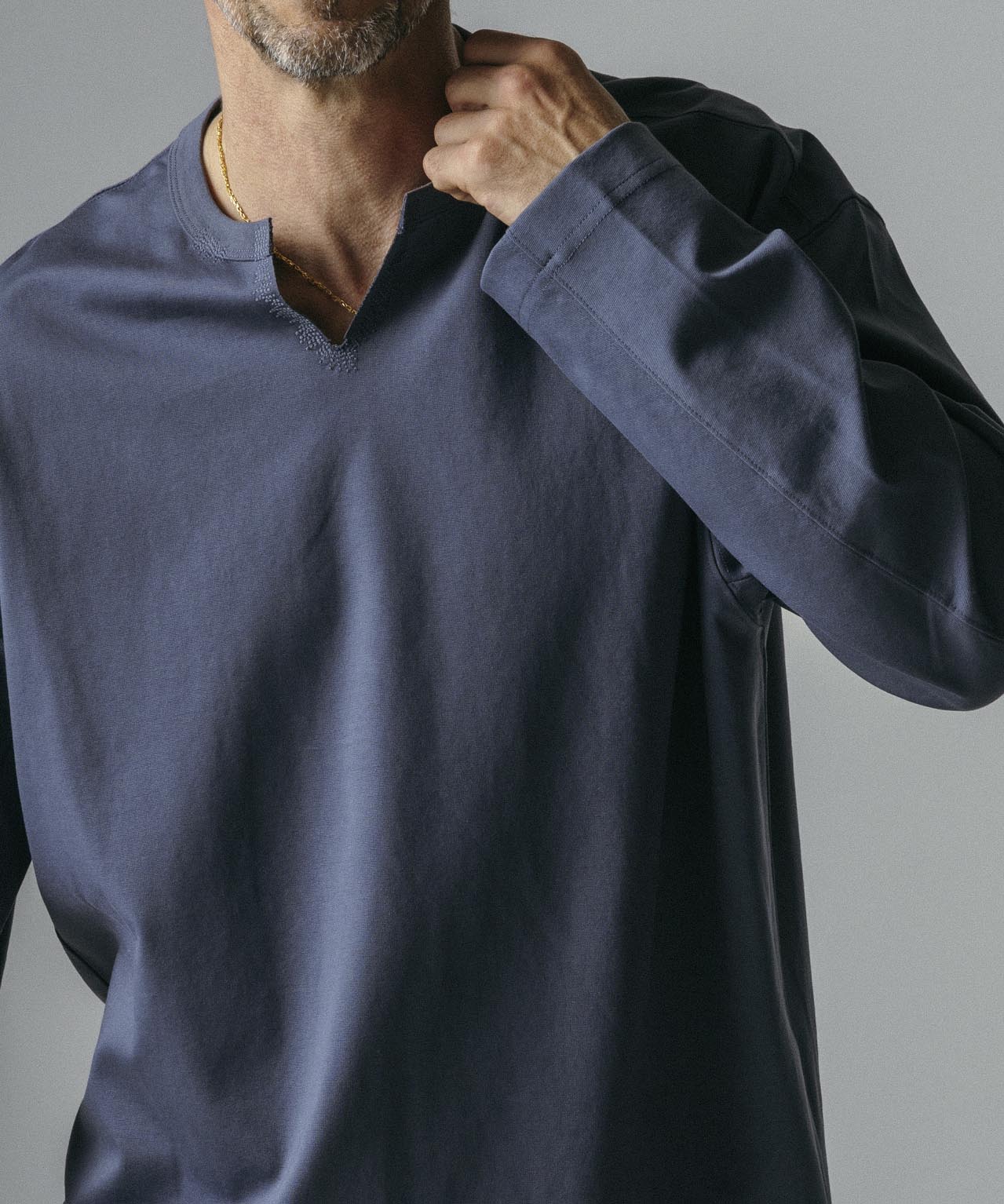 Vスリットネック ロングスリーブTシャツ