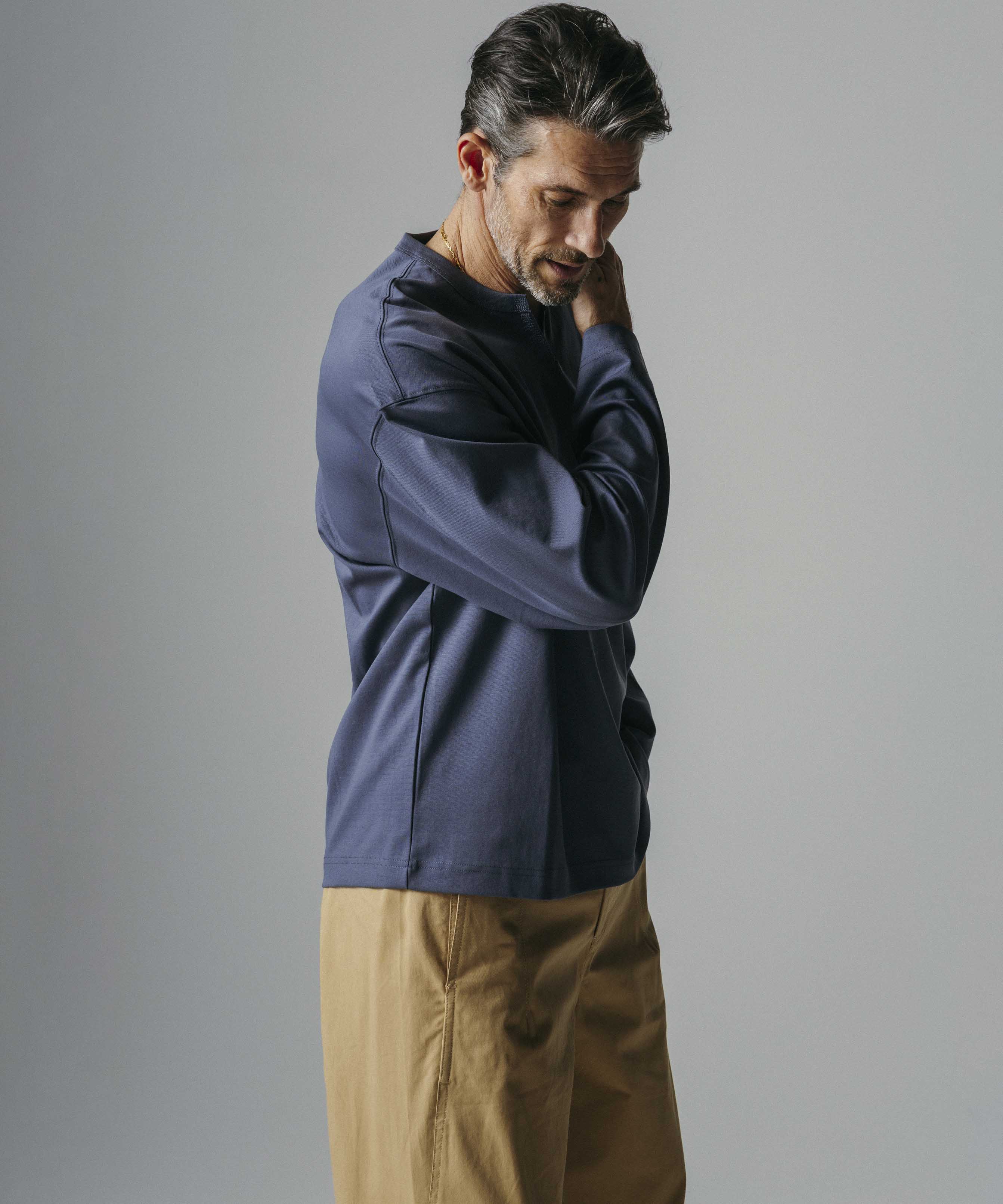 Vスリットネック ロングスリーブTシャツ