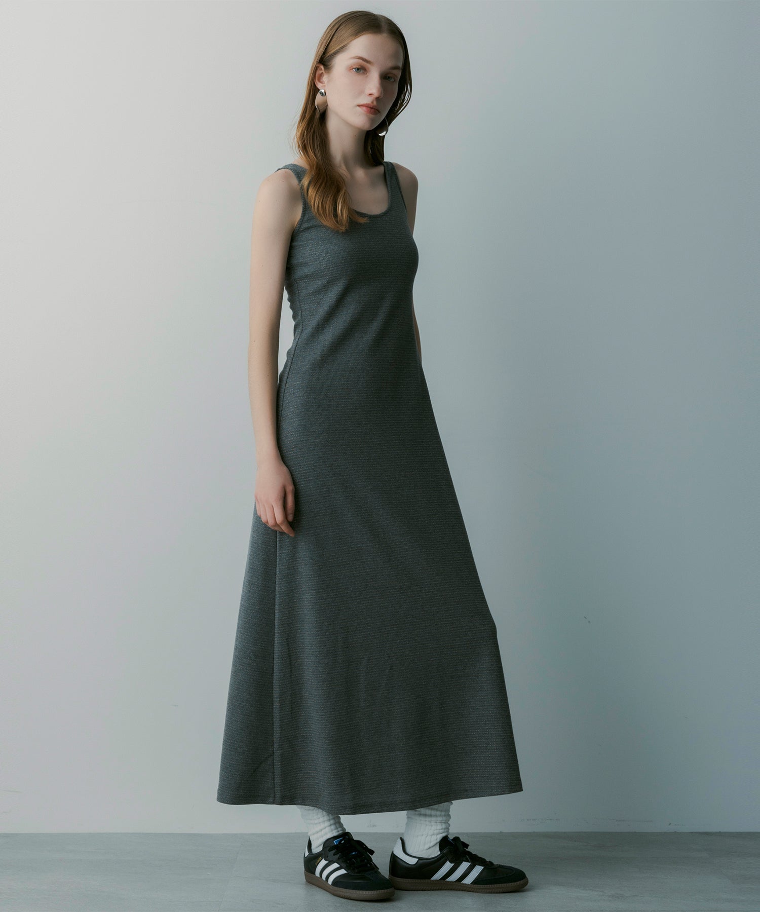 Uネック ノースリーブドレス