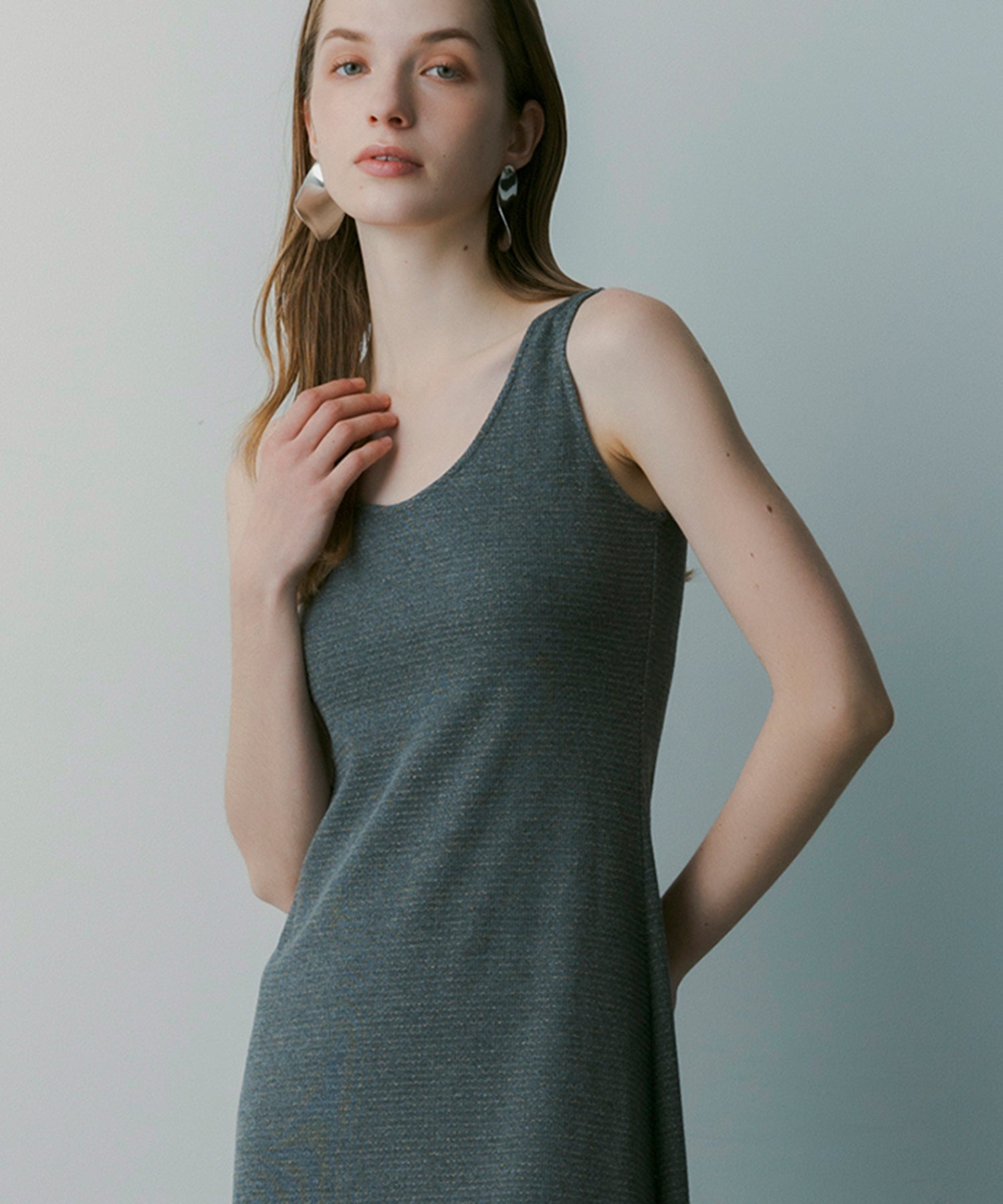 Uネック ノースリーブドレス