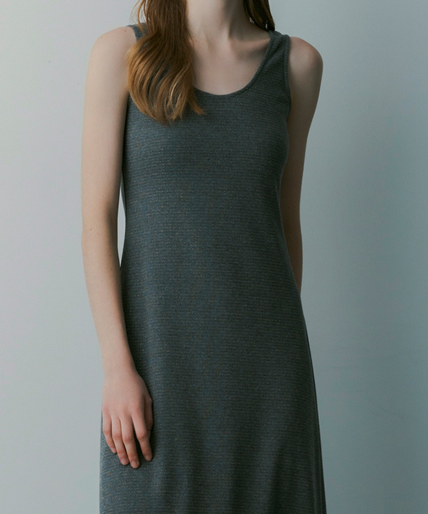 Uネック ノースリーブドレス