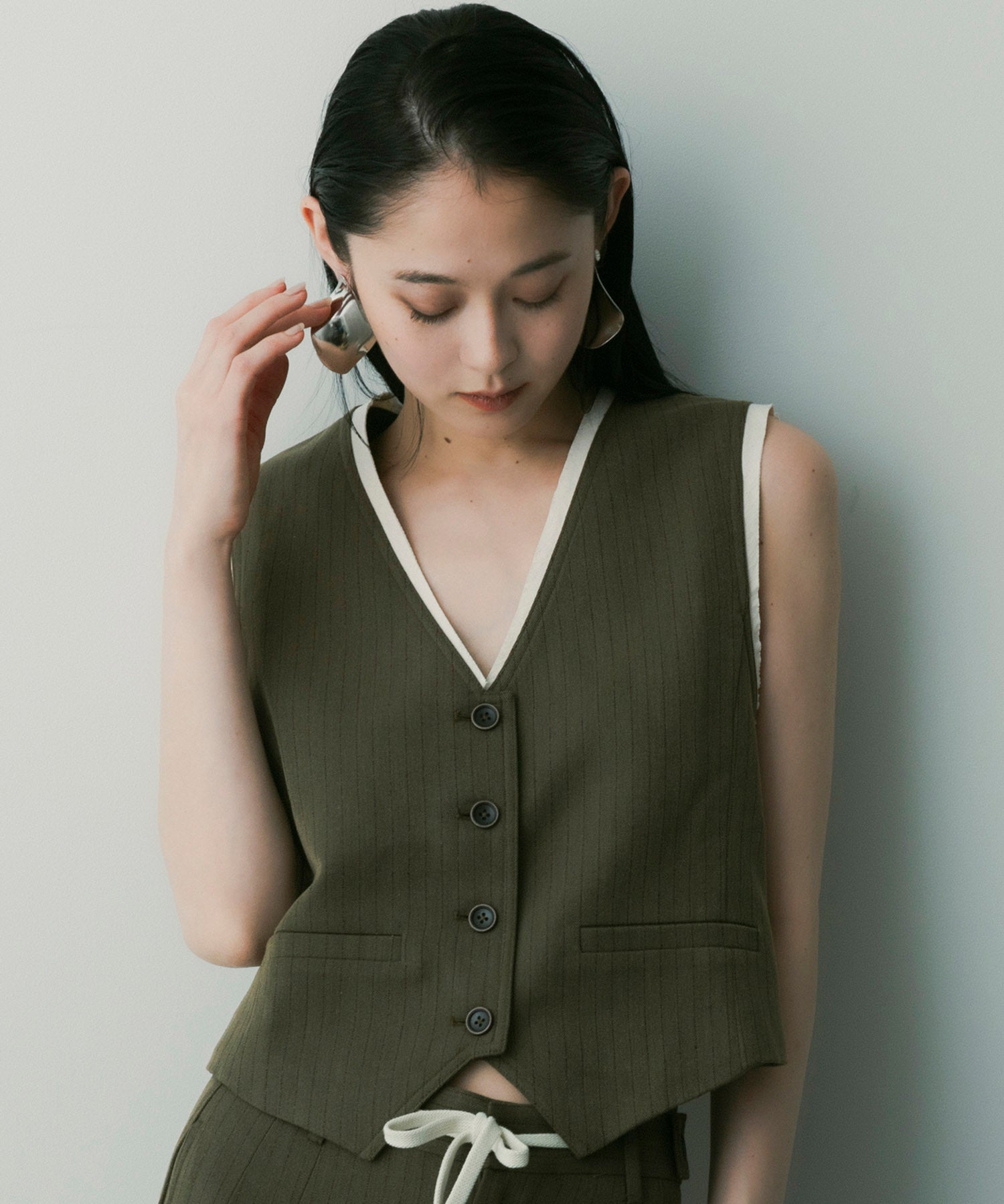 【12月中旬お届け予約商品】ストライプパイピングジレ