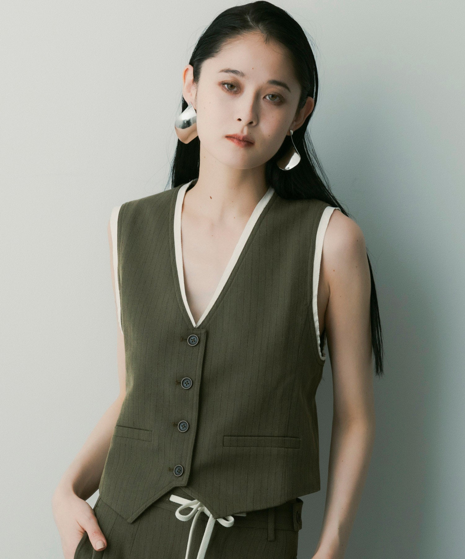 【12月中旬お届け予約商品】ストライプパイピングジレ