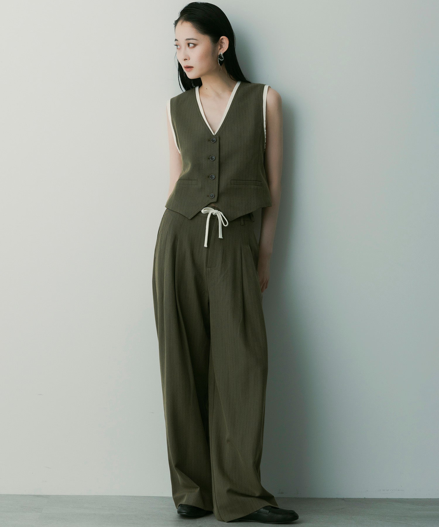 【12月中旬お届け予約商品】ストライプパイピングジレ