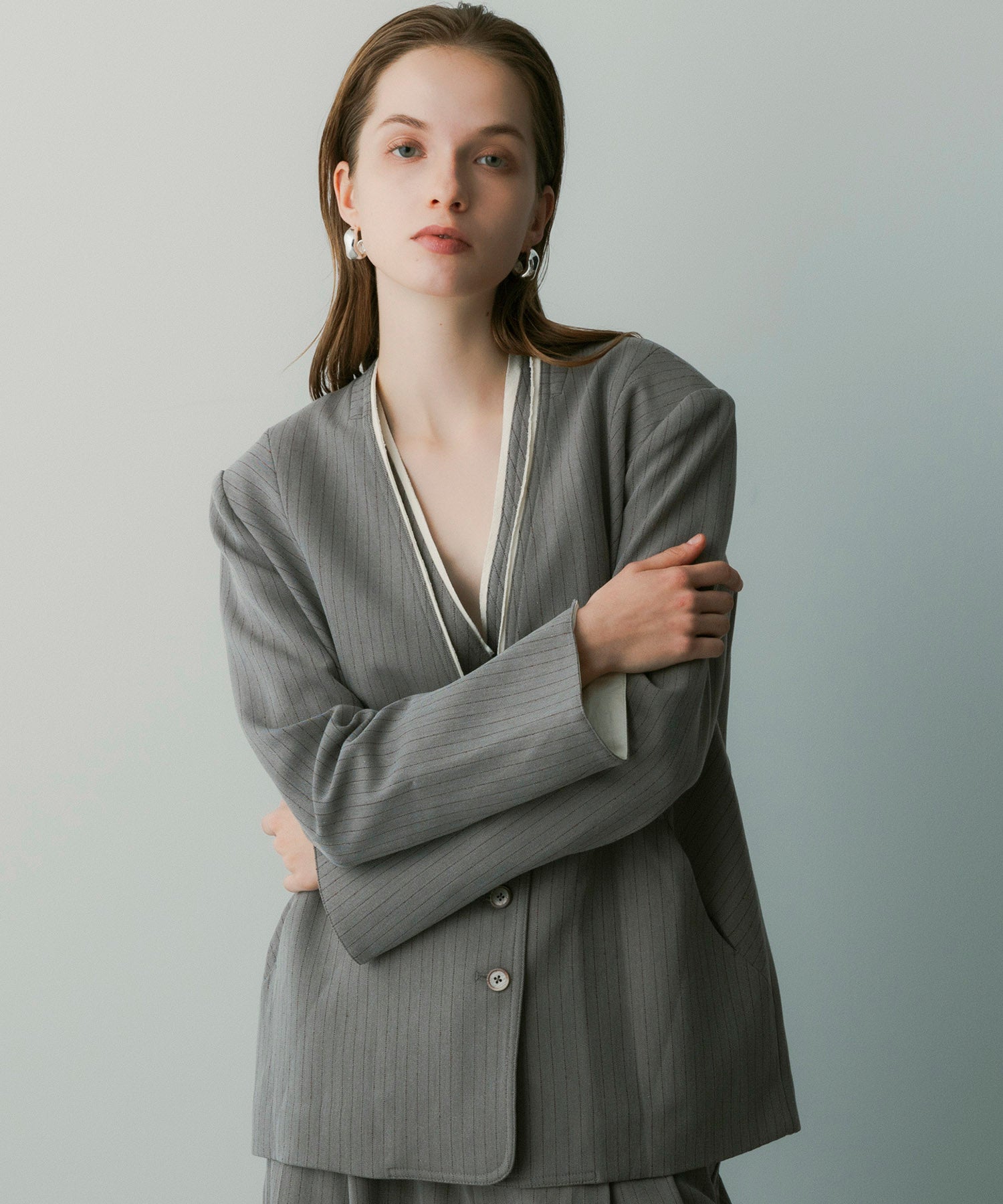 【12月中旬お届け予約商品】ストライプノーカラージャケット