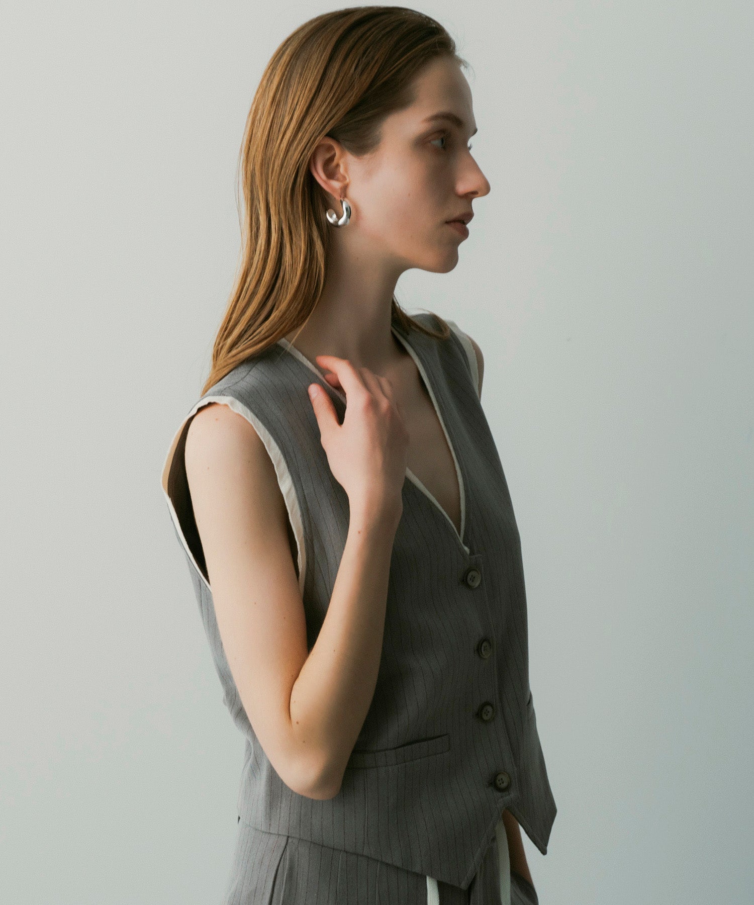 【12月中旬お届け予約商品】ストライプパイピングジレ