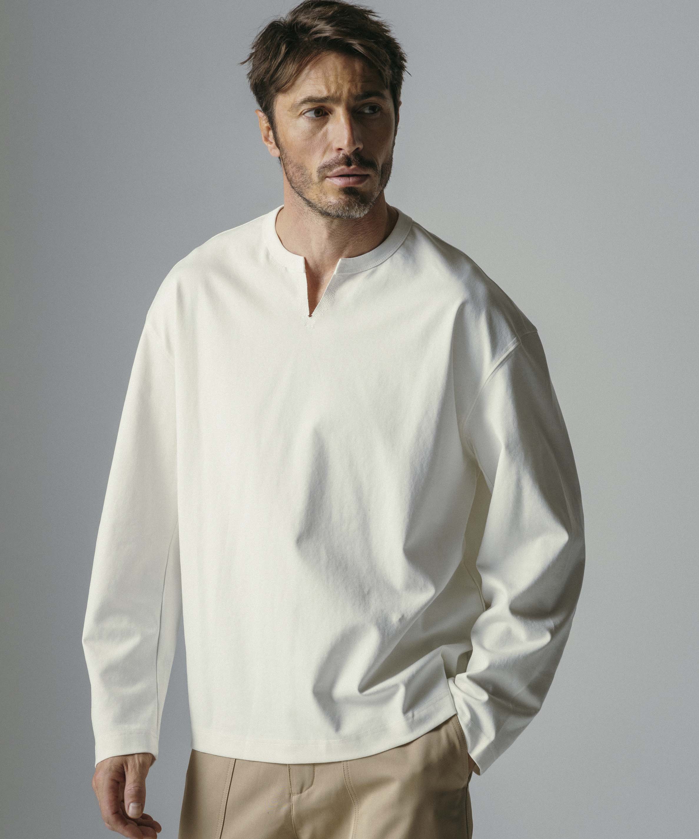 Vスリットネック ロングスリーブTシャツ