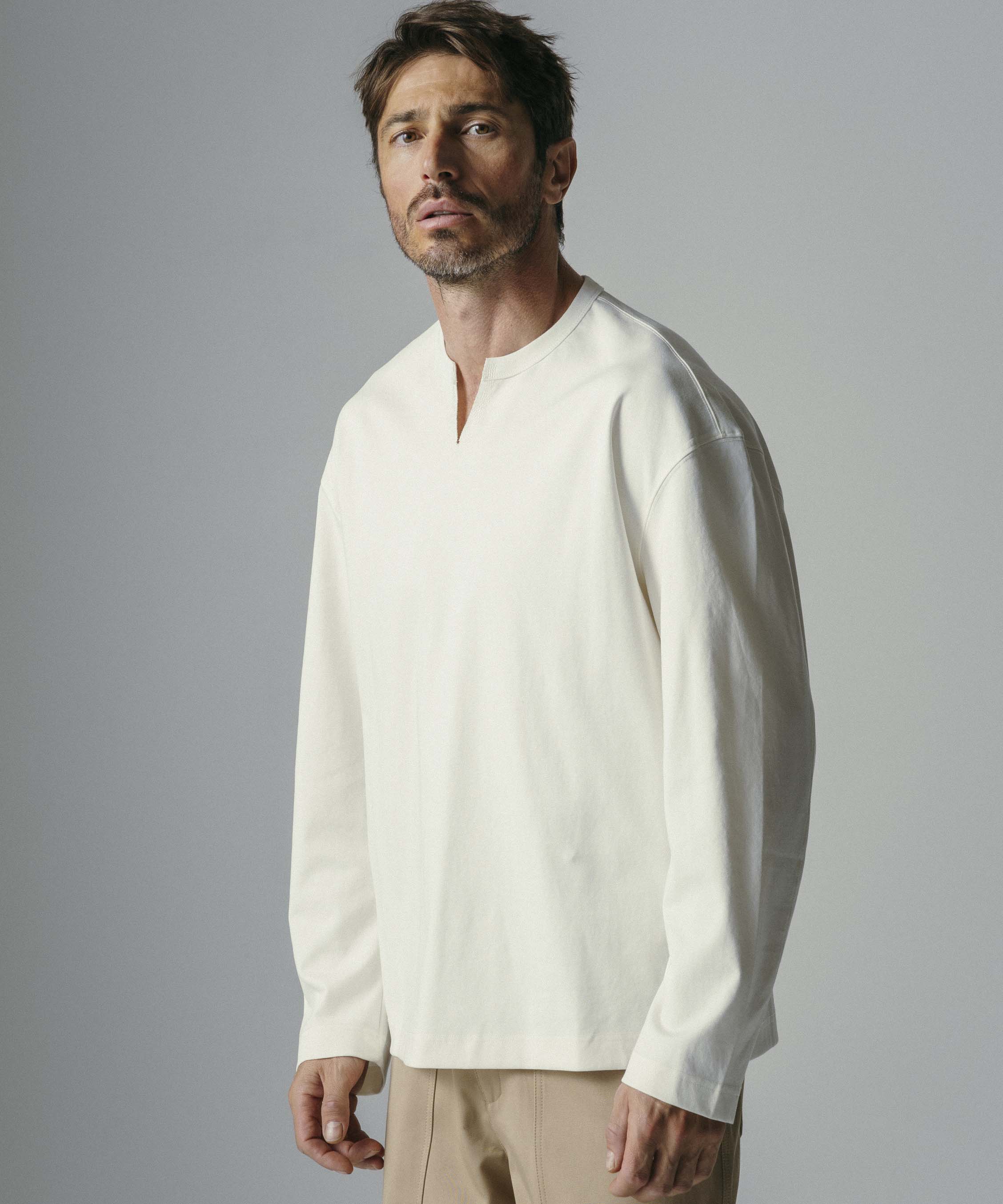 Vスリットネック ロングスリーブTシャツ