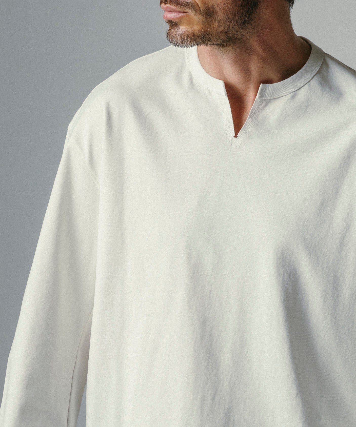 Vスリットネック ロングスリーブTシャツ