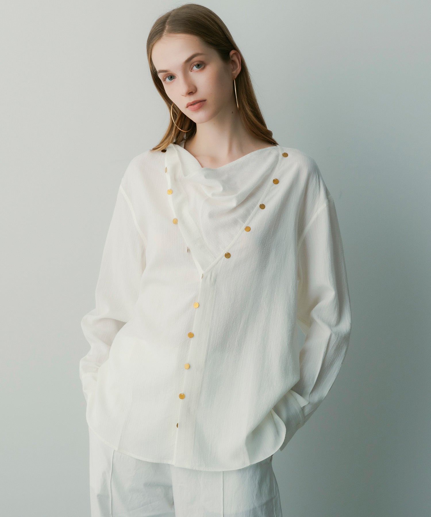 【12月中旬お届け予約商品】ゴールドチップデザインブラウス