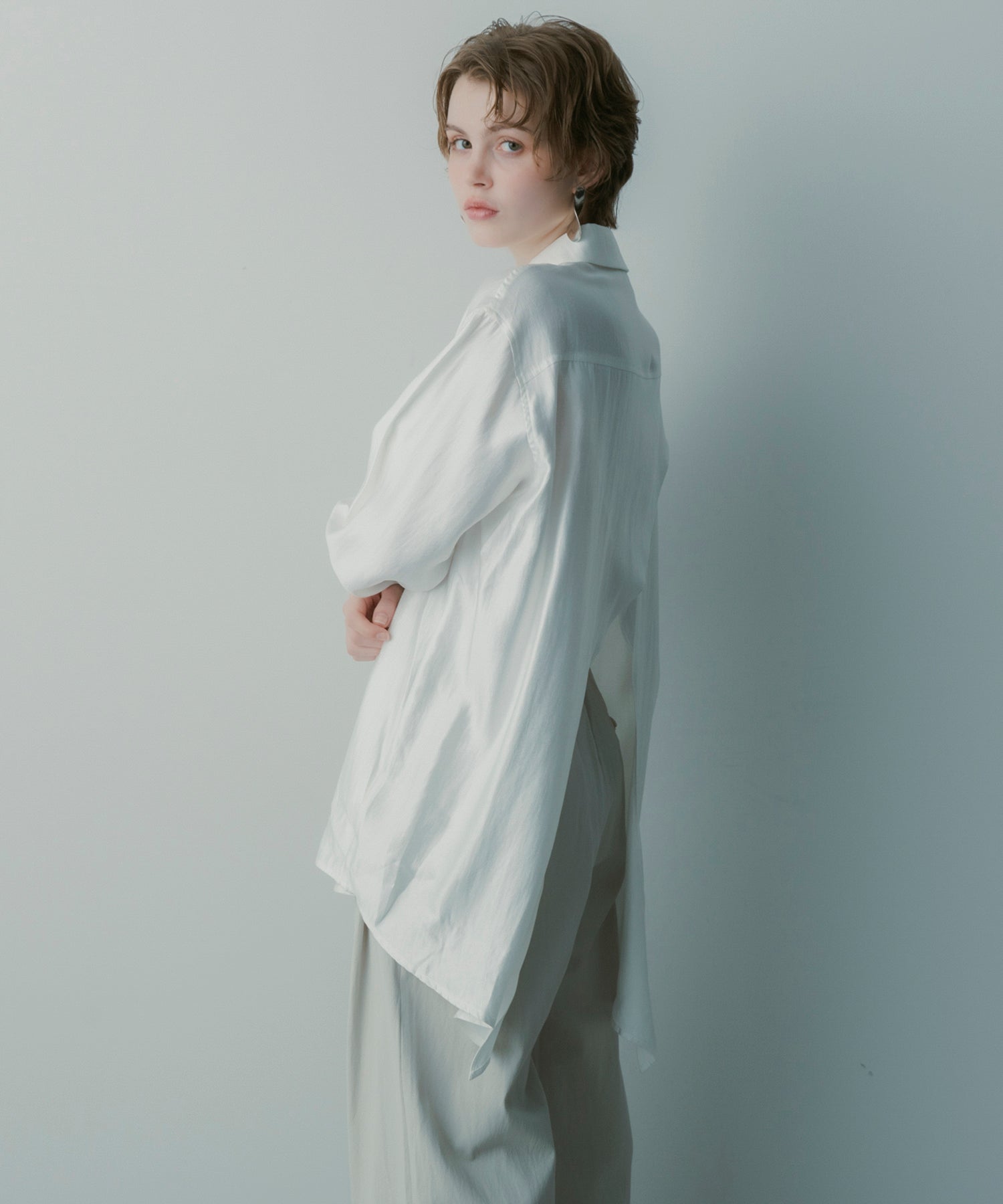 カットワークサテンブラウス