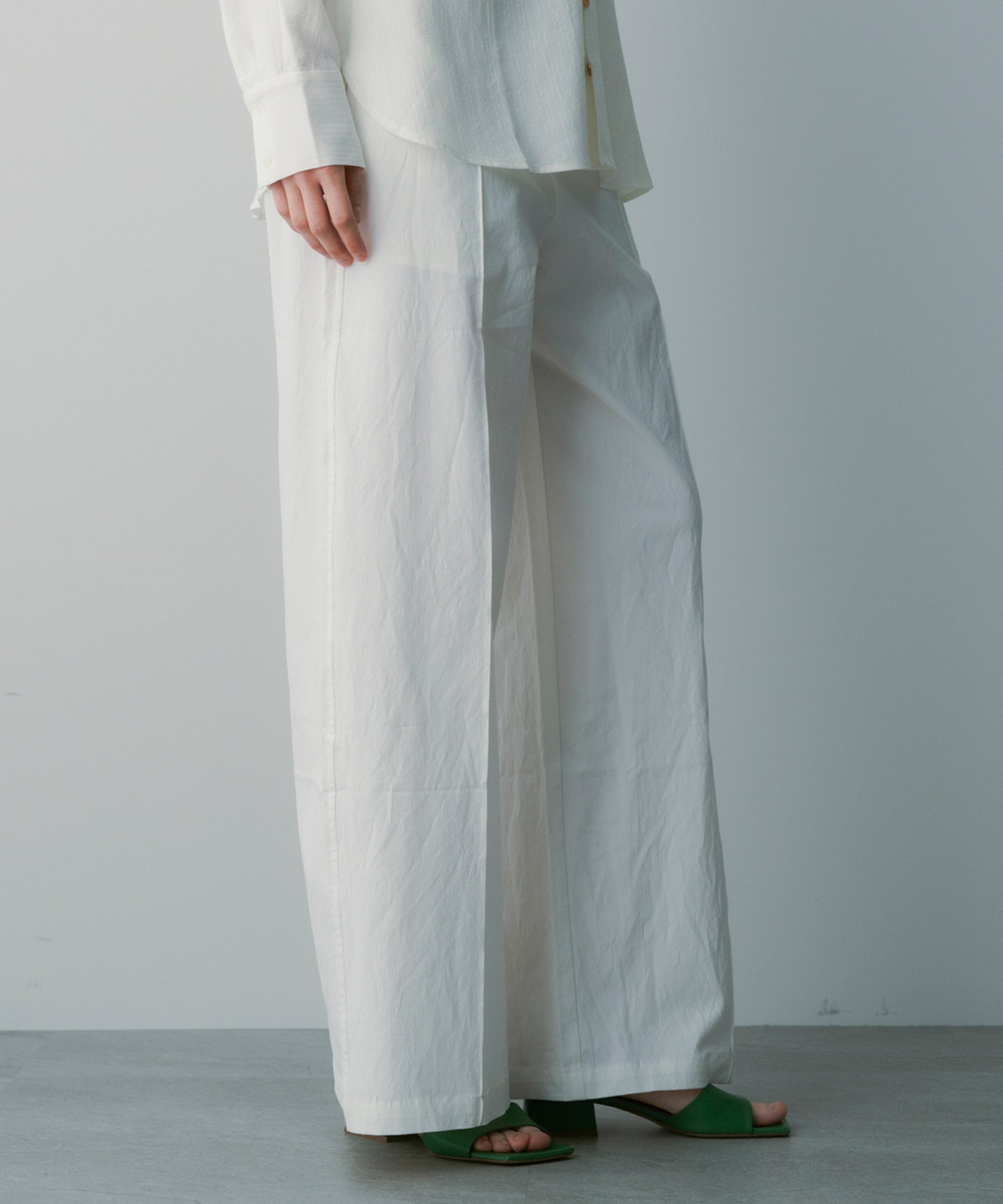 ホワイトワイドパンツ