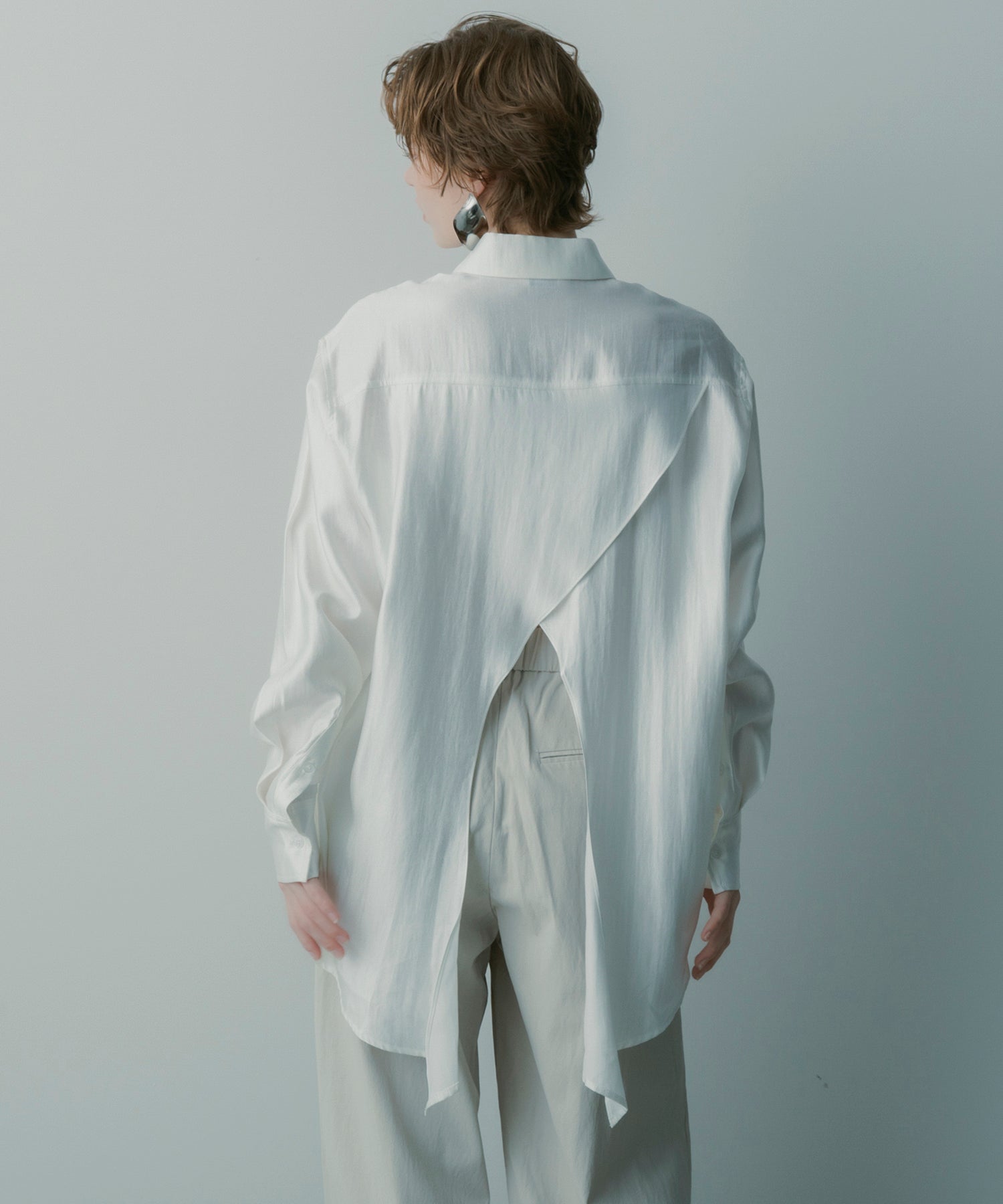 カットワークサテンブラウス