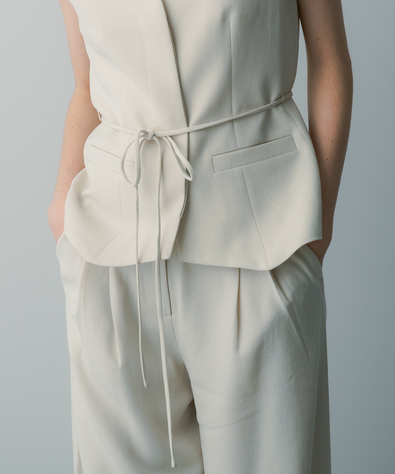 【3月中旬お届け予約商品】ノーカラー Vネックジレ